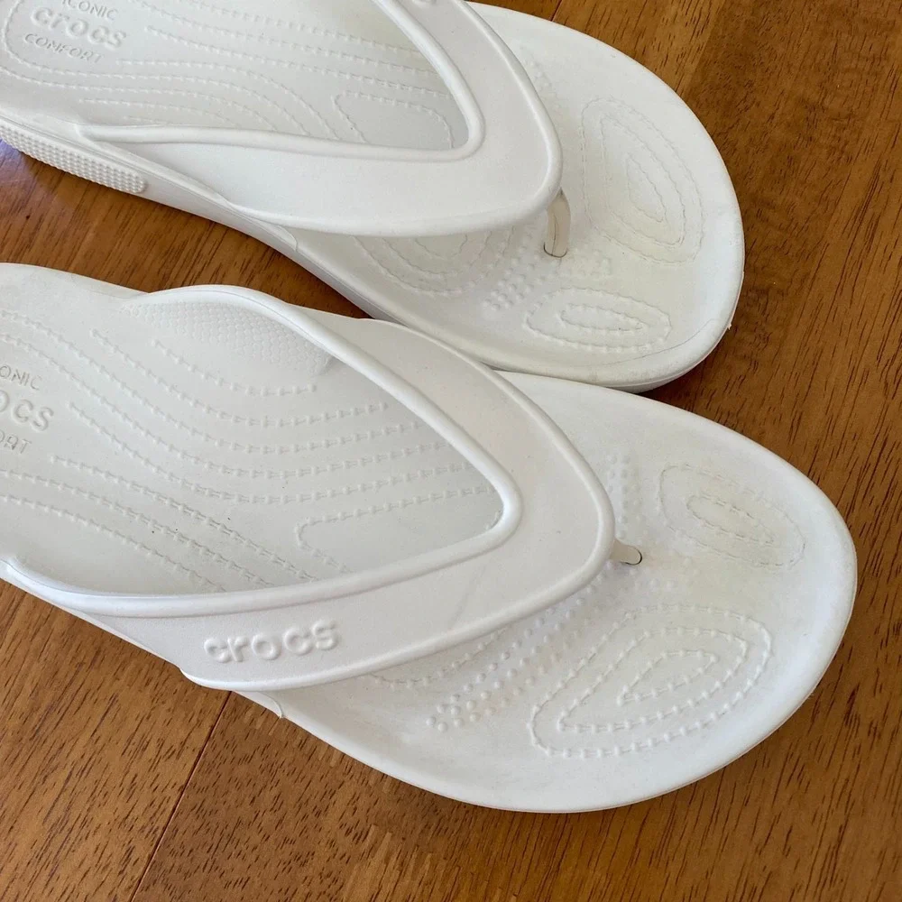 Crocs Flip Flop Sandals Men's 9 White Slip On Women's 11 Excellent, Comfort